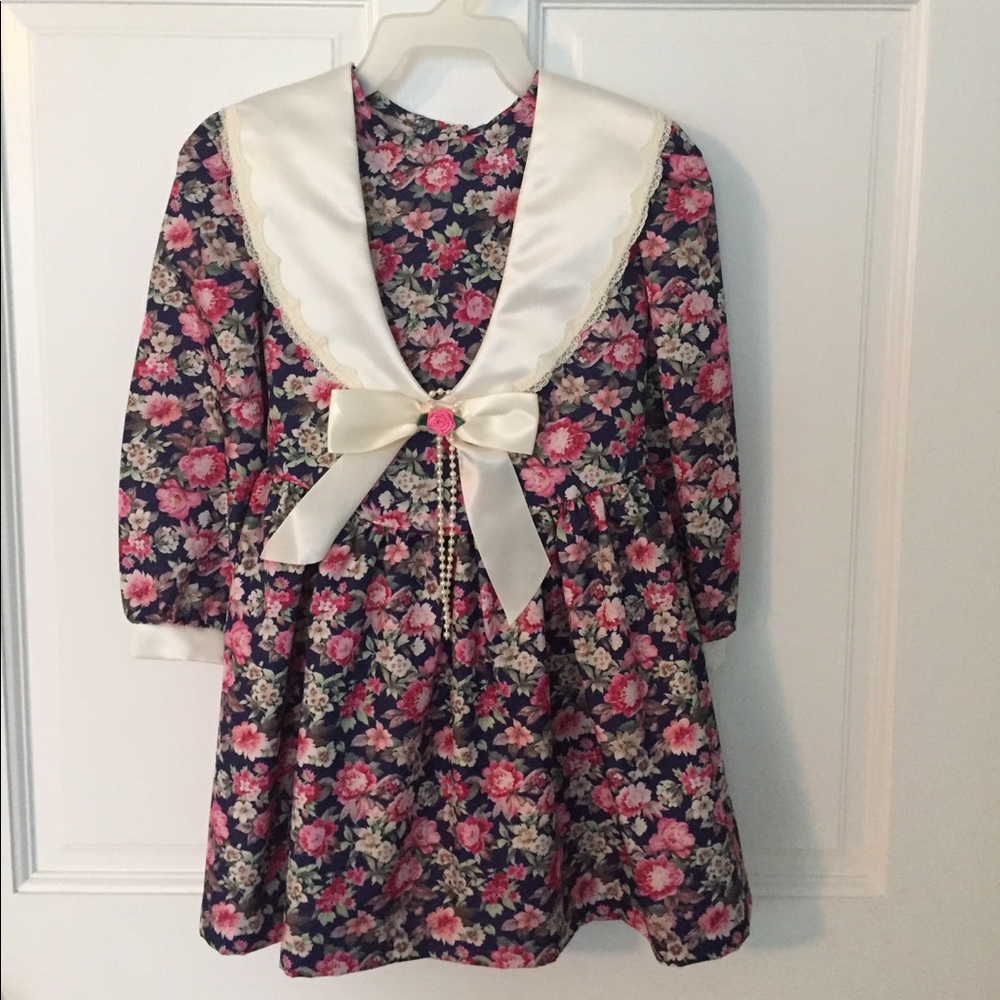 Vintage Floral Collared Girl’s Long Sleeve Flower & Lace Party Dress.